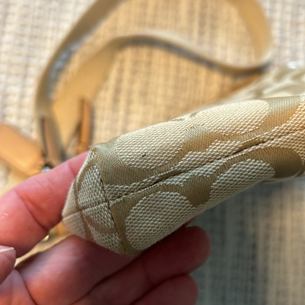 Small vintage Coach crossbody. - Picture 10 of 10
